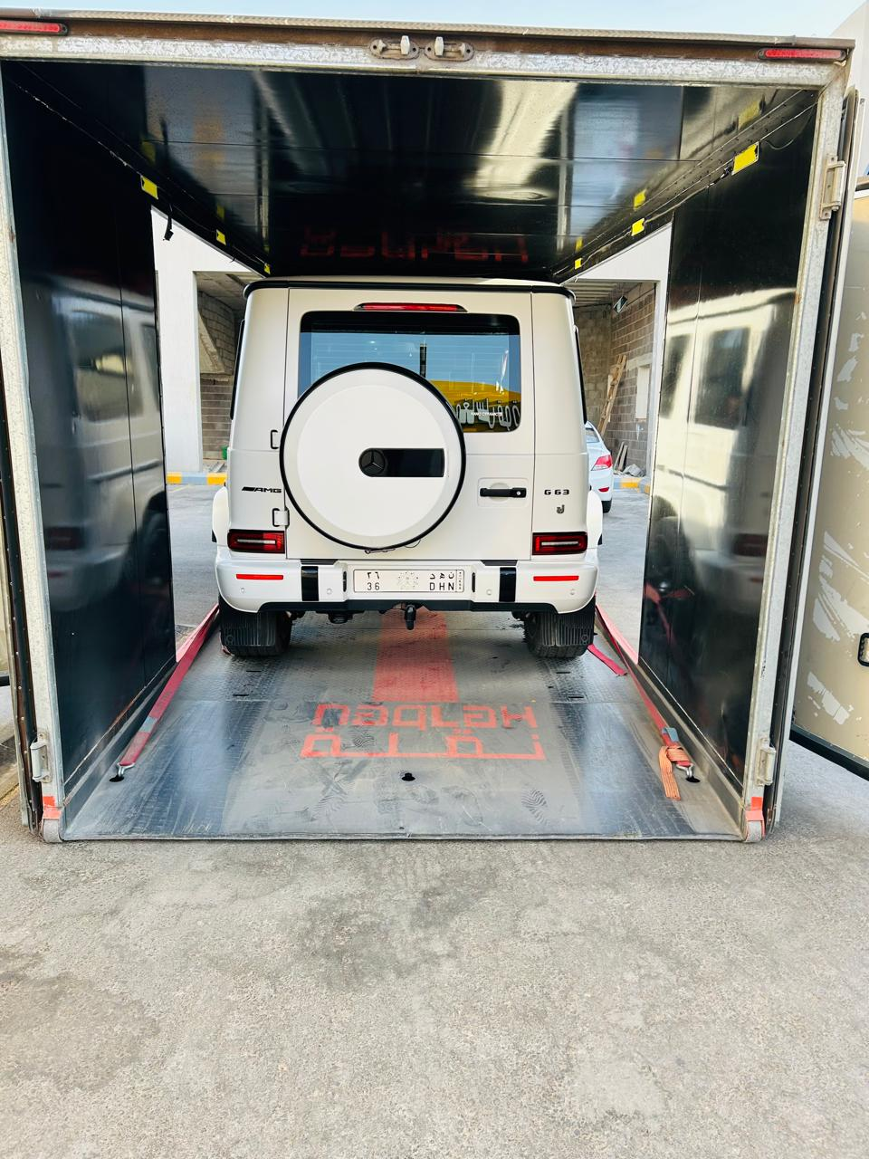 نقل مرسيدس G63 بيضاء داخل سطحة مؤمنة في الرياض