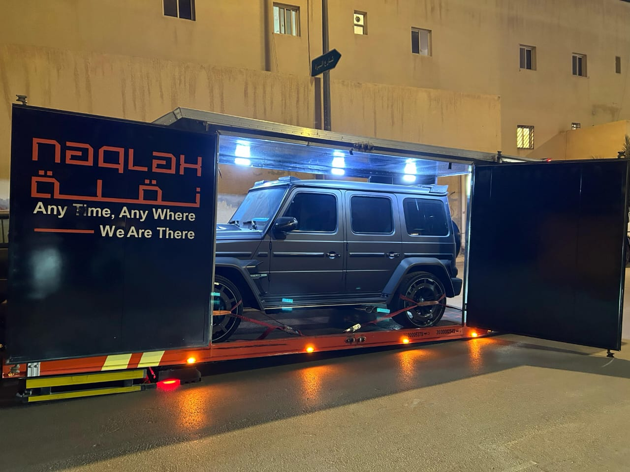 مرسيدس G63 سوداء أثناء النقل الآمن في الرياض ليلاً