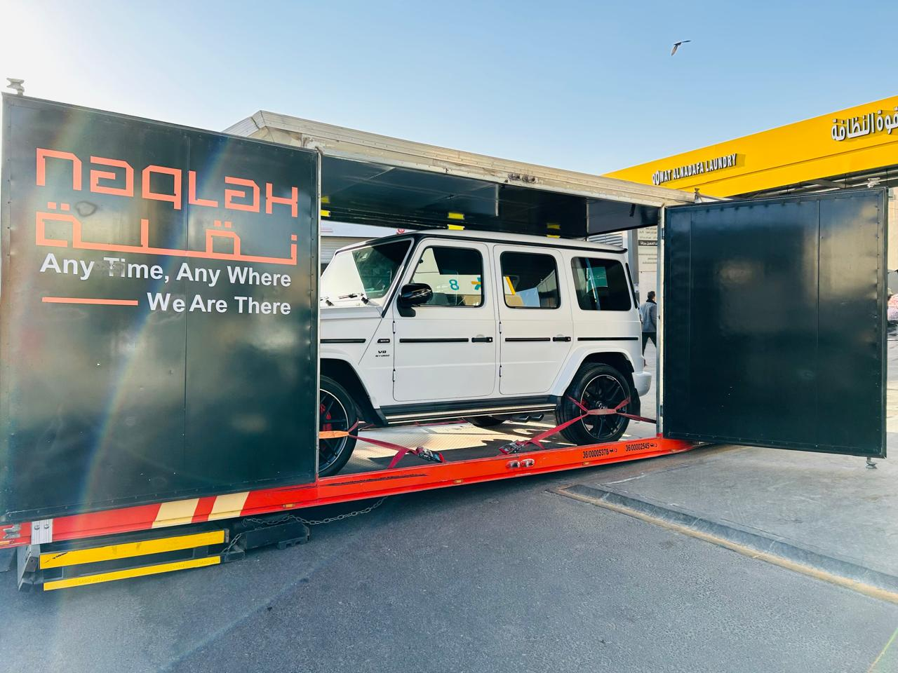 مرسيدس G63 بيضاء أثناء النقل الآمن في الرياض نهاراً