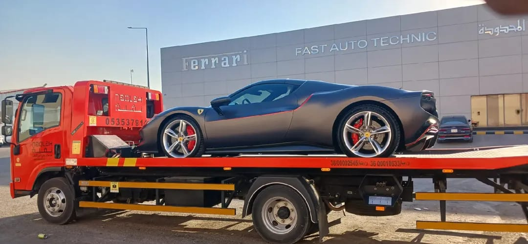 نقل فيراري سوداء على سطحة هيدروليك في الرياض