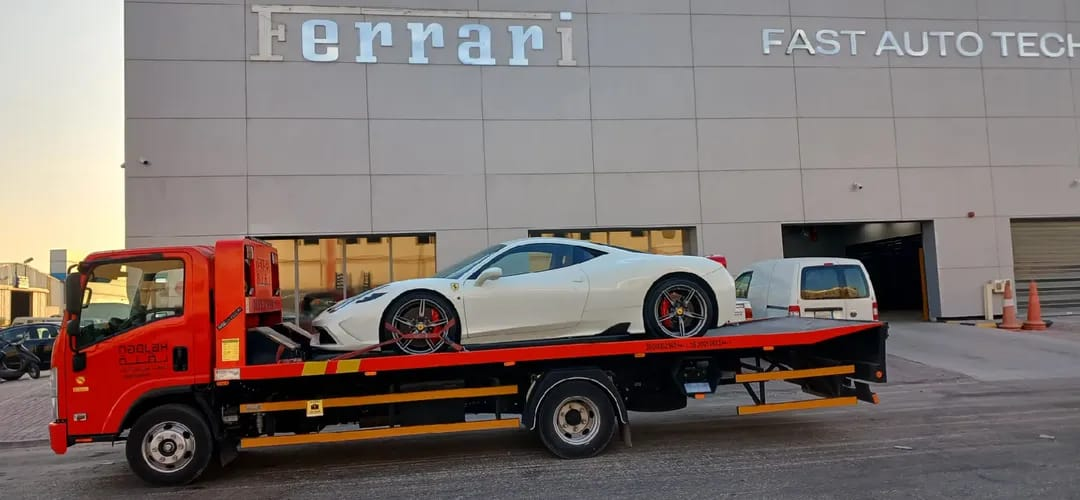 سطحة هيدروليك تنقل فيراري بيضاء بعناية في الرياض