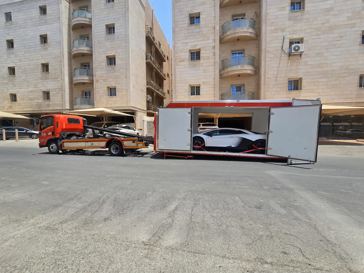 سطحة مغلقة لنقل سيارة فاخرة في مكة المكرمة