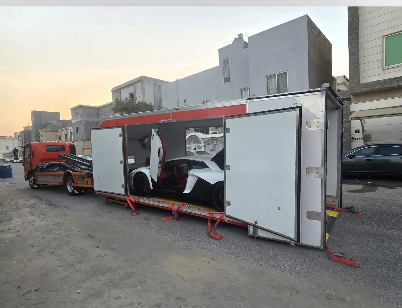 سطحة مغلقة لنقل السيارات الرياضية — لامبورغيني بأبواب مقصية داخل السطحة
